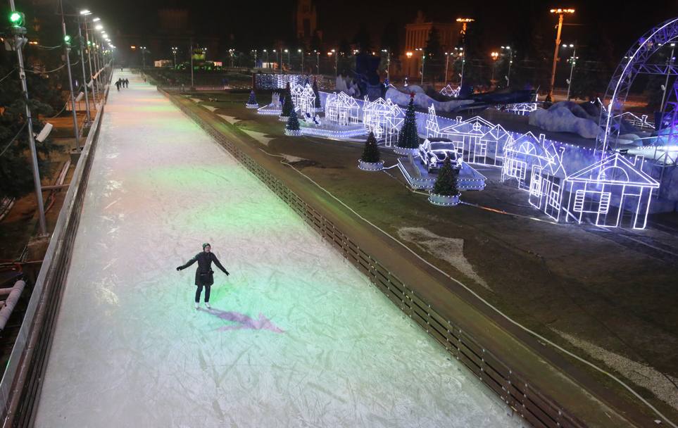 Inagurata a Mosca la pista di pattinaggio pi grande del mondo, un anello di ghiaccio ospitato nel Vdnkh All-Russian Exibition Centre (Olycom)